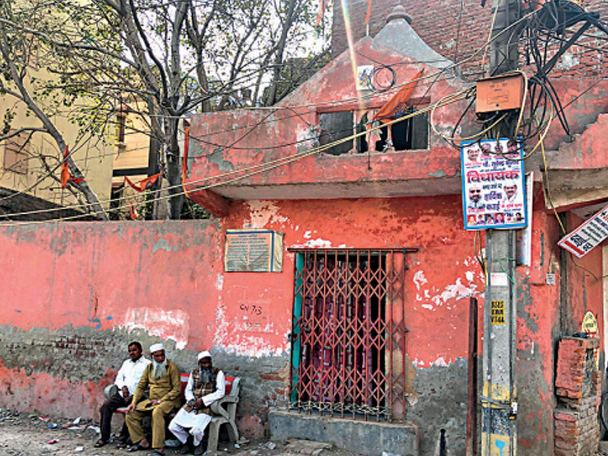 Hasins guarding Shiva Temple in Delhi