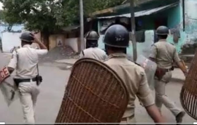 পুলিশ যুদ্ধ করুক করোনা সংক্রমণের সাথে, মানুষের সাথে নয় - শমীক লাহিড়ী