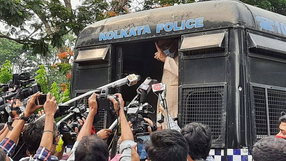 লকডাউনের নিয়মবিধি পালন করে রেড রোডে  প্রতিবাদ কর্মসূচি পালনের সময়ে গ্রেফতার হলেন সিপিআই(এম) সহ বামফ্রন্টের নেতা কর্মীরা  