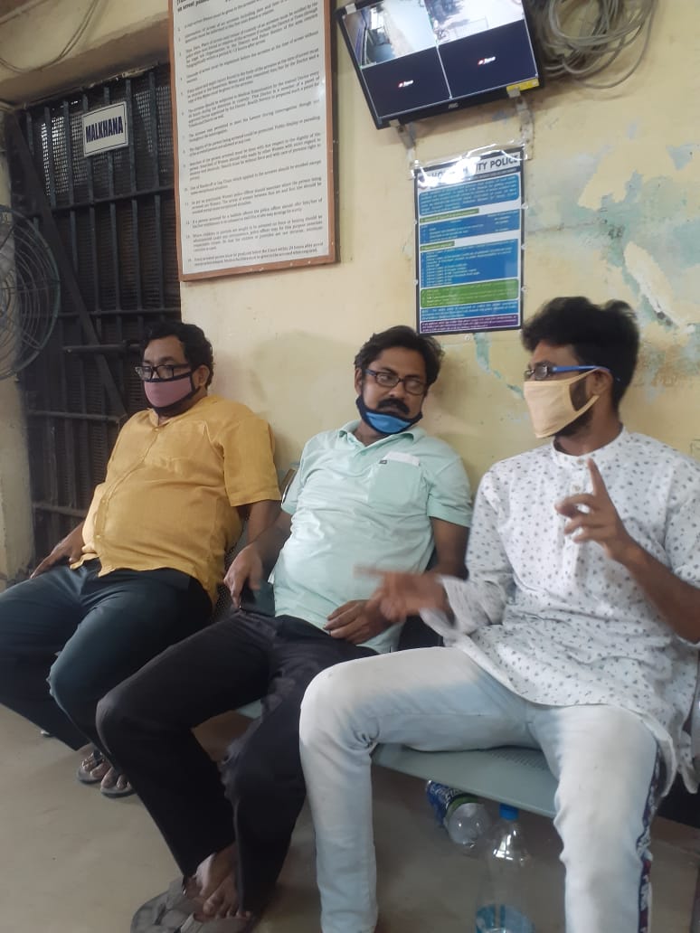 লকডাউনের নিয়মবিধি মানা সত্বেও প্রতিবাদ কর্মসূচি থেকে পার্টির নেতা কর্মীদের গ্রেফতার হাওড়ায় - পরে ছেড়ে দিতে বাধ্য হল পুলিশ 