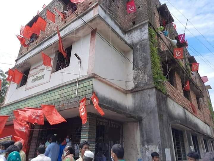 ১১বছর পরে নন্দীগ্রামে পার্টি অফিস খুলে, লাল পতাকা দিয়ে সাজিয়ে দিলো সাধারণ মানুষ।