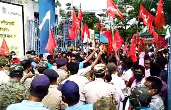 জলঙ্গি'তে বিডিও অভিযানে, বামপন্থী দের সাথে মিলিত হয়ে ক্ষোভ উগরে দিলেন আন্দোলনরত জনতা